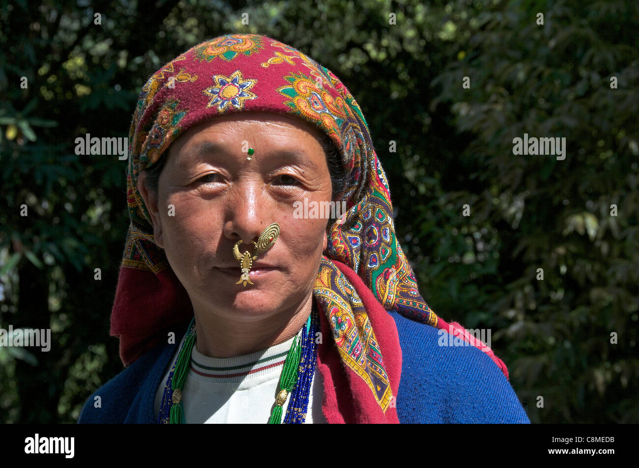 Retrato de mujer con nariz Joyas tribales Yuksom Sikkim, India Foto de stock