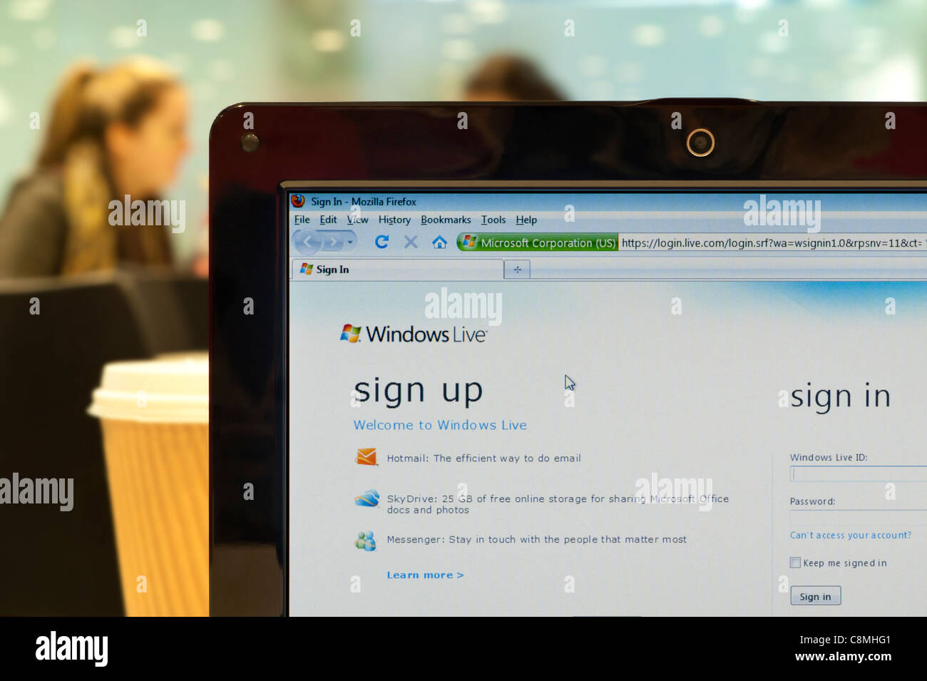 El sitio web de Windows Live shot en un ambiente de cafetería (sólo para uso editorial: -print, televisión, e-book editorial y sitio web). Foto de stock