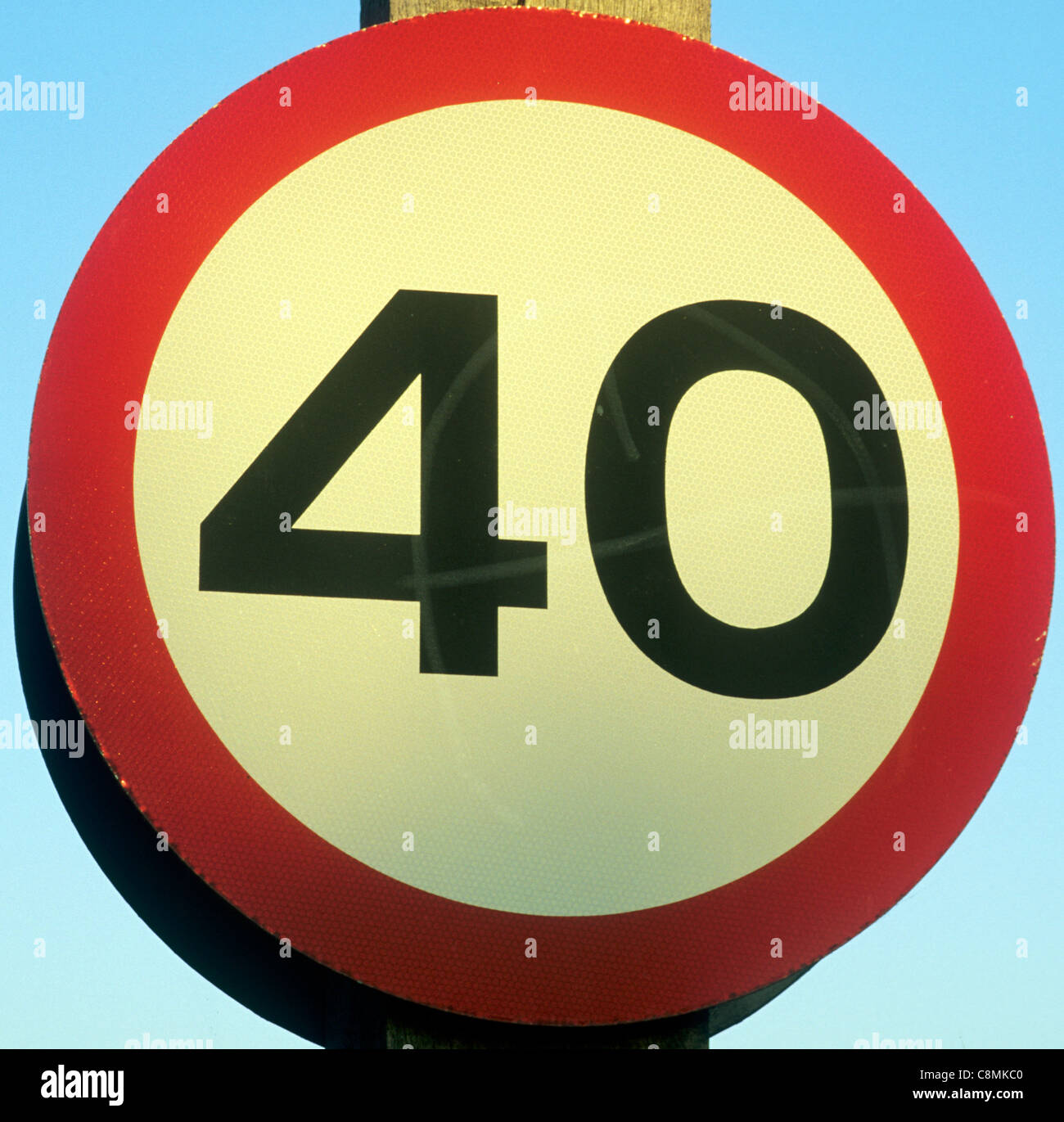 Señal del límite de velocidad de 40 MPH, UK Inglaterra Inglés signos de carretera de limitación de velocidad de automovilismo cuarenta millas por hora límites Bretaña Foto de stock