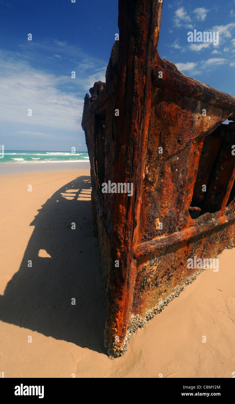 Maheno naufragio en medio de la playa de la Isla Fraser zona Patrimonio de la humanidad, Queensland, Australia Foto de stock