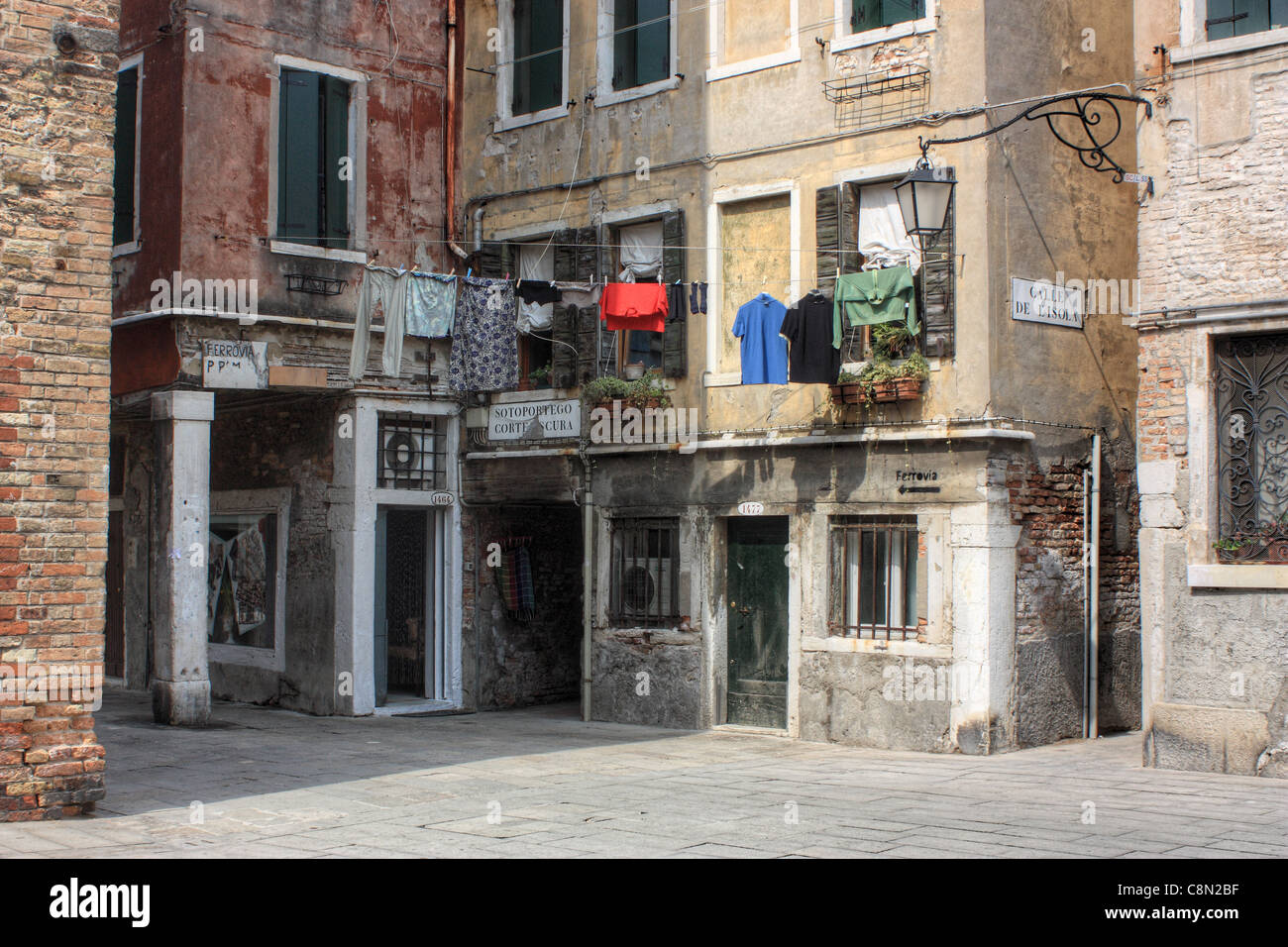 Lonely street en Venecia, Italia Foto de stock