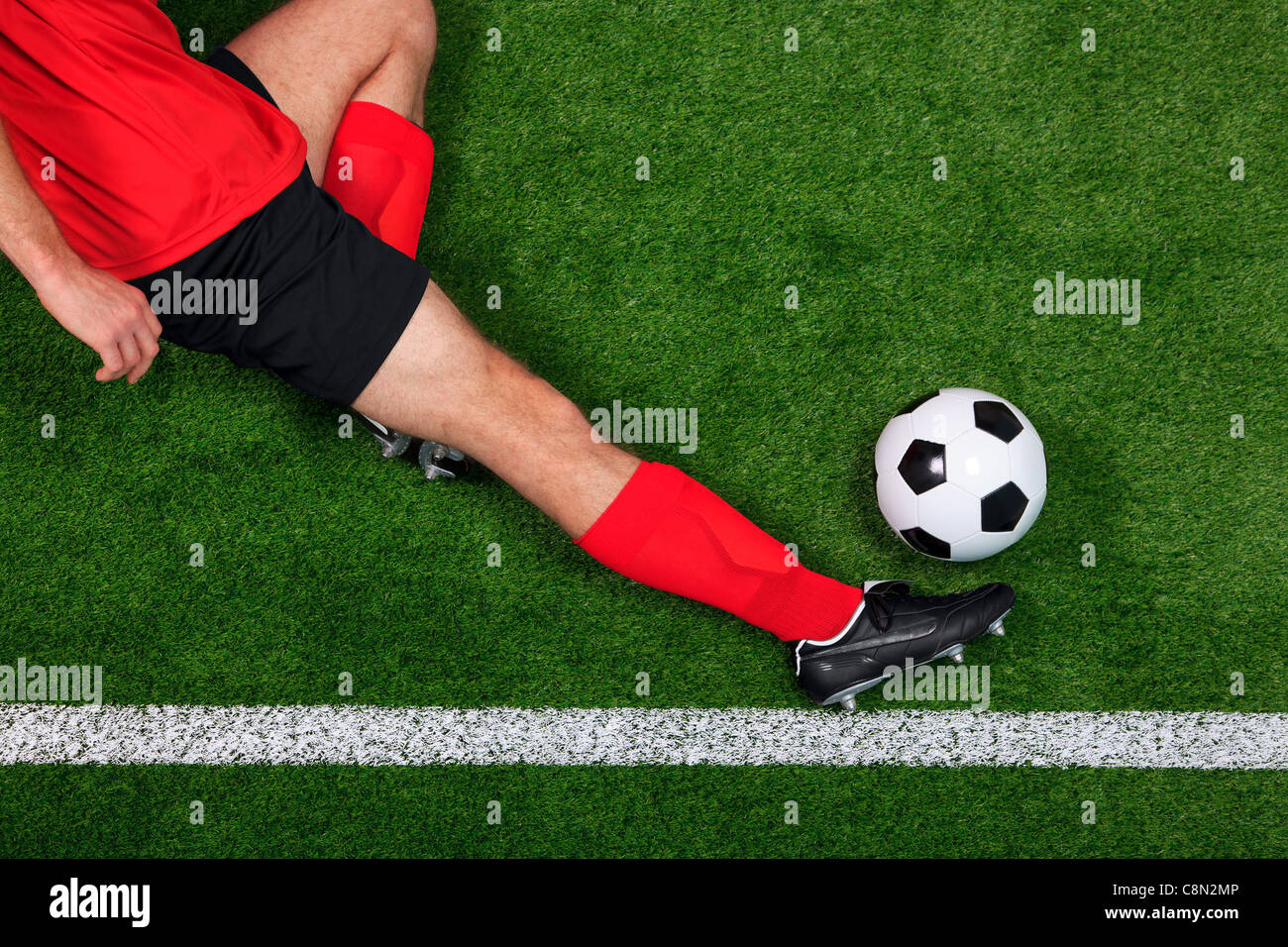 Fotografía aérea de un balón de fútbol o soccer player en deslizante para guardar la bola va sobre el margen Foto de stock