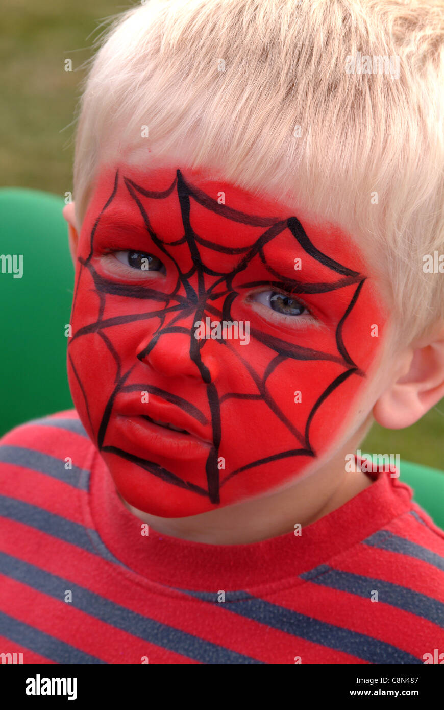 Pintura de la cara del hombre araña fotografías e imágenes de alta  resolución - Alamy