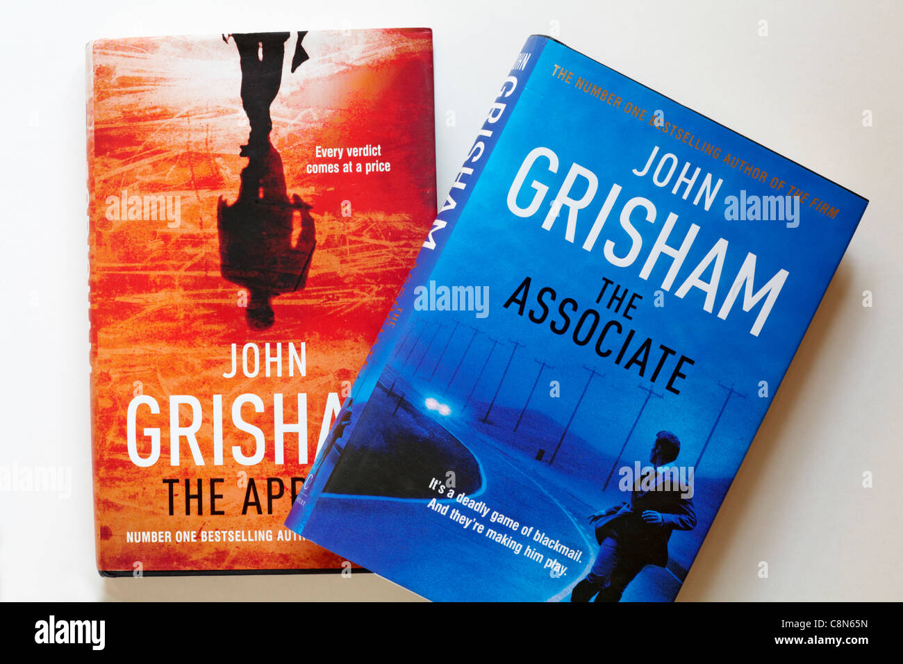 Dos John Grisham libros - El Asociado, la apelación sobre fondo blanco  Fotografía de stock - Alamy