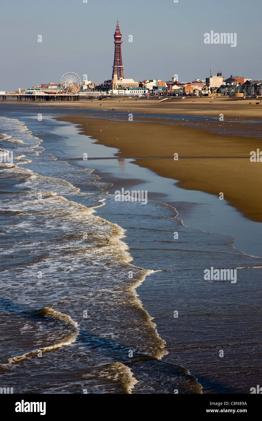 La torre de Blackpool y la playa en un día ventoso con mar gruesa, Blackpool, Reino Unido Foto de stock