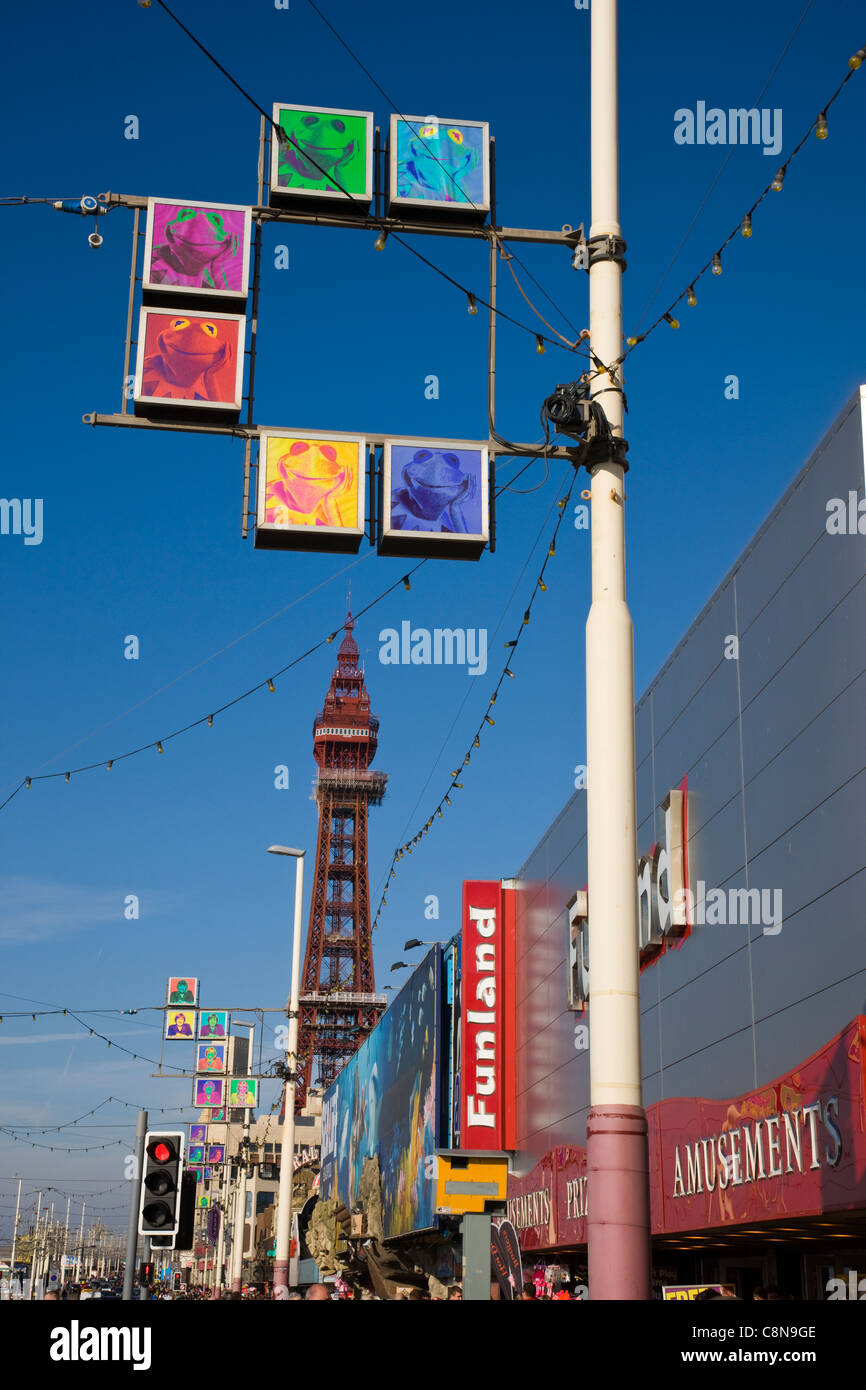 La torre de Blackpool, iluminaciones y paseo marítimo de Blackpool, Reino Unido Foto de stock