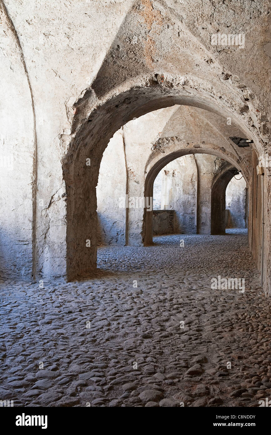 Italia, Piemonte, Exilles, Fuerte de Exilles, arched colonnade dentro de la fortaleza Foto de stock