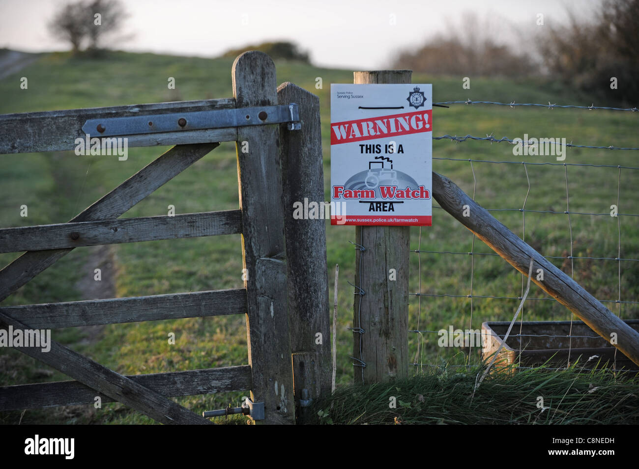 Señal de vigilancia de la granja a lo largo de South Downs Way en Ditchling Beacon en Sussex a última hora de la tarde en otoño, Reino Unido Foto de stock