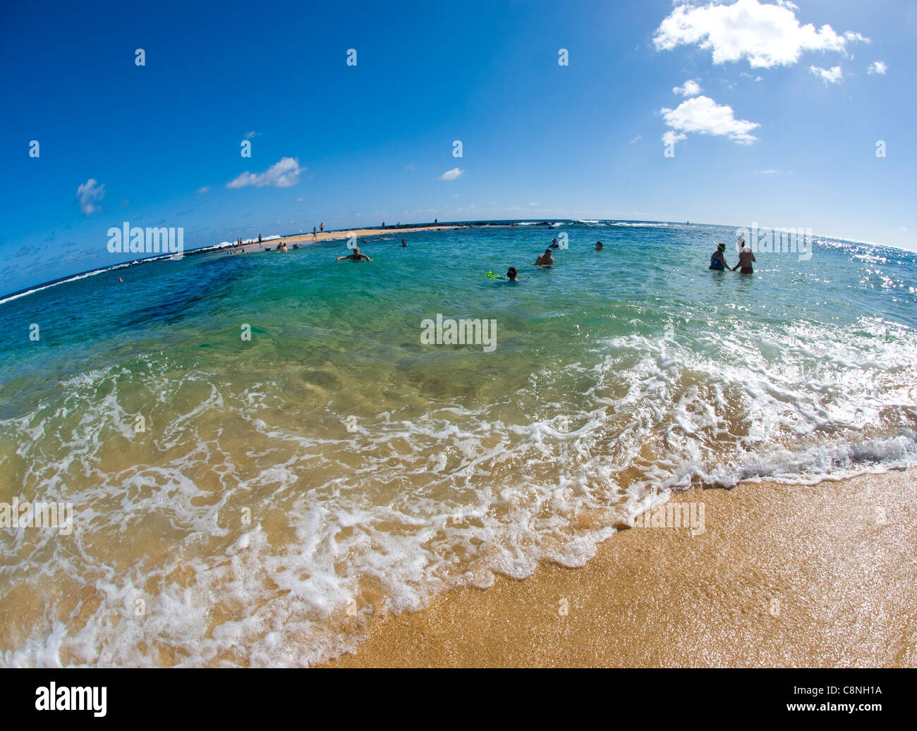 Un día soleado en la playa Poipu Beach, costa sur de Kauai, Hawaii Foto de stock