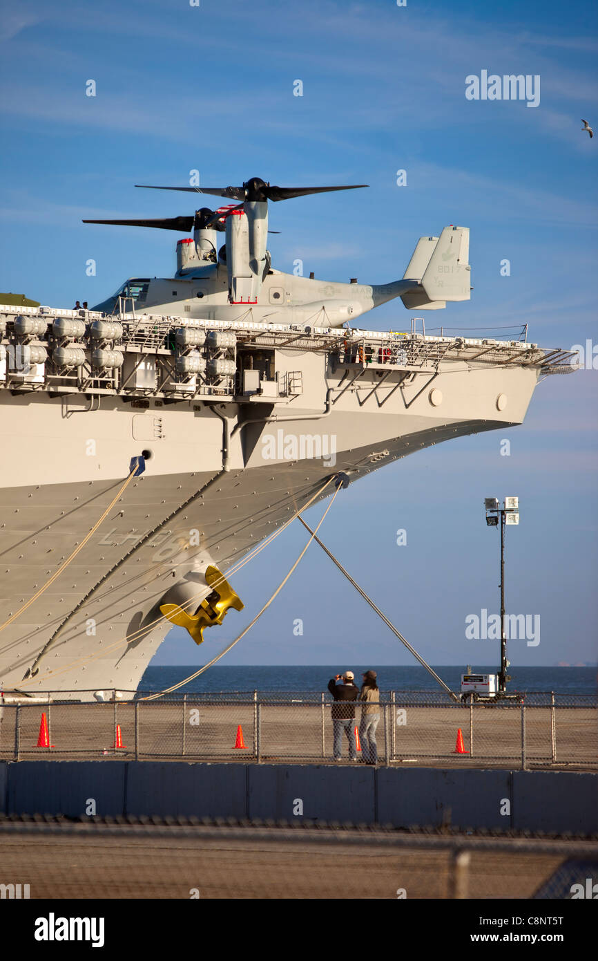 Los visitantes tomar foto de despegue/aterrizaje vertical del portaaviones USS Bon Homme Richard con MV-22B Osprey aviones, San Francisco. Foto de stock