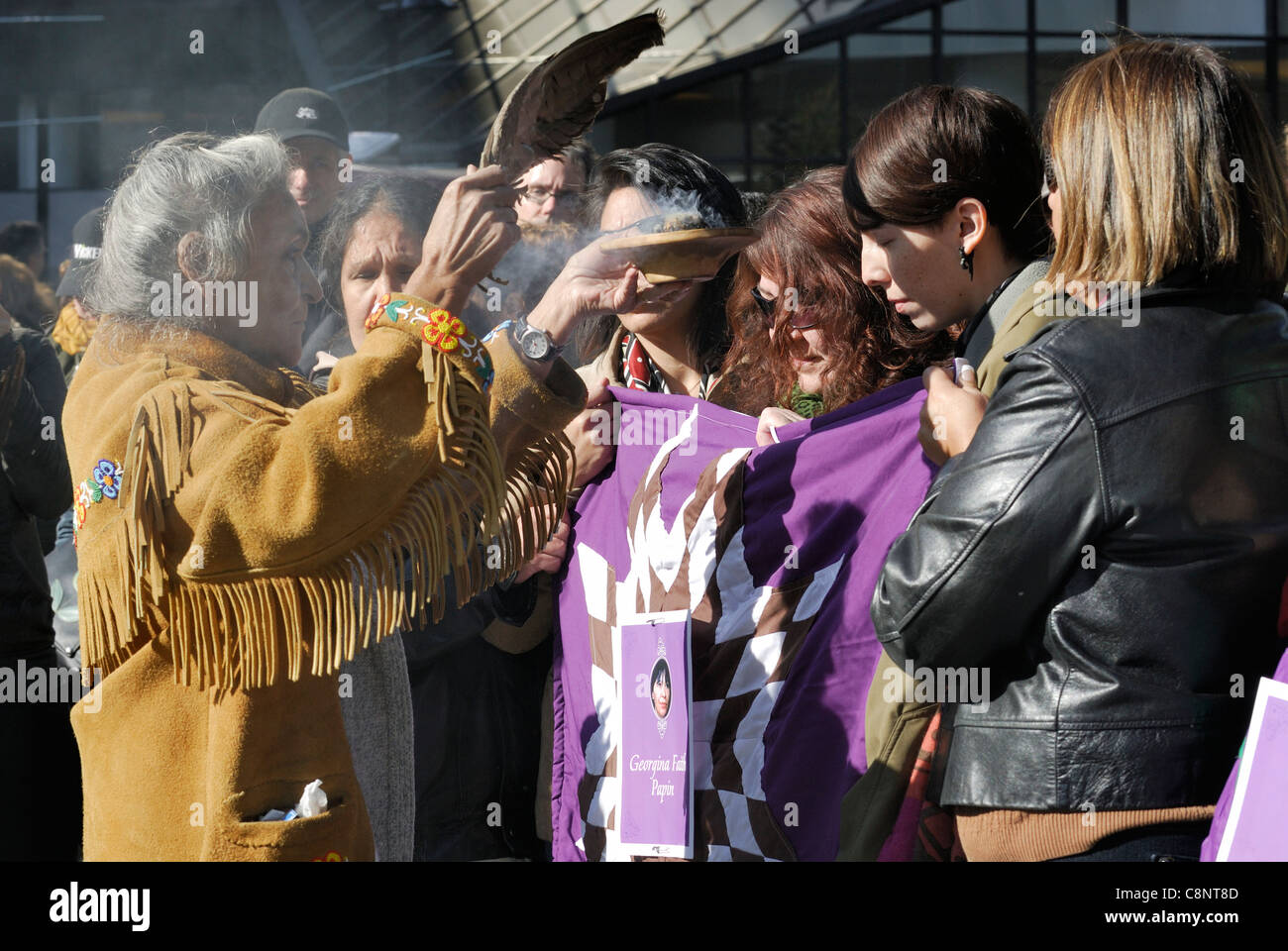 Las primeras naciones elder realizar una ceremonia de borrones, espiritual, ritual de limpieza y purificación del espíritu. Foto de stock