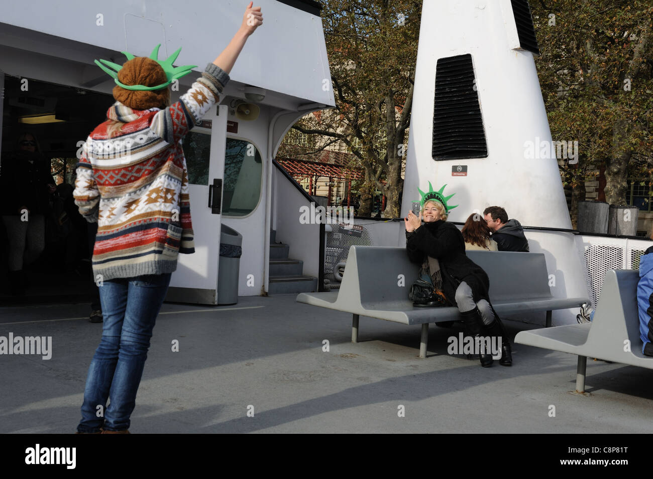Los turistas en el ferry que une la isla de La Libertad, donde se