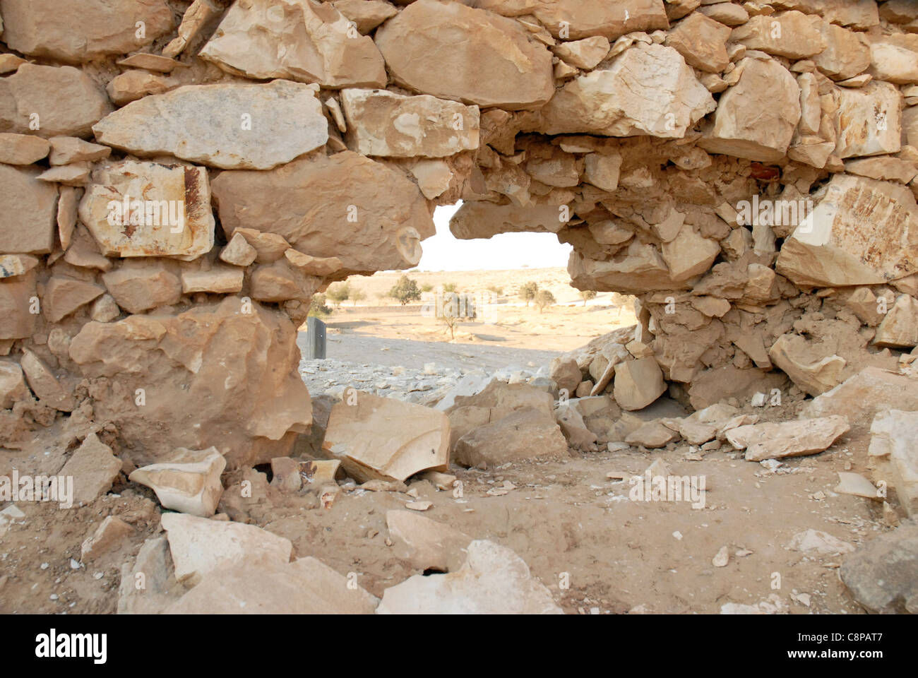 Agujero en el muro con vistas al desierto Foto de stock