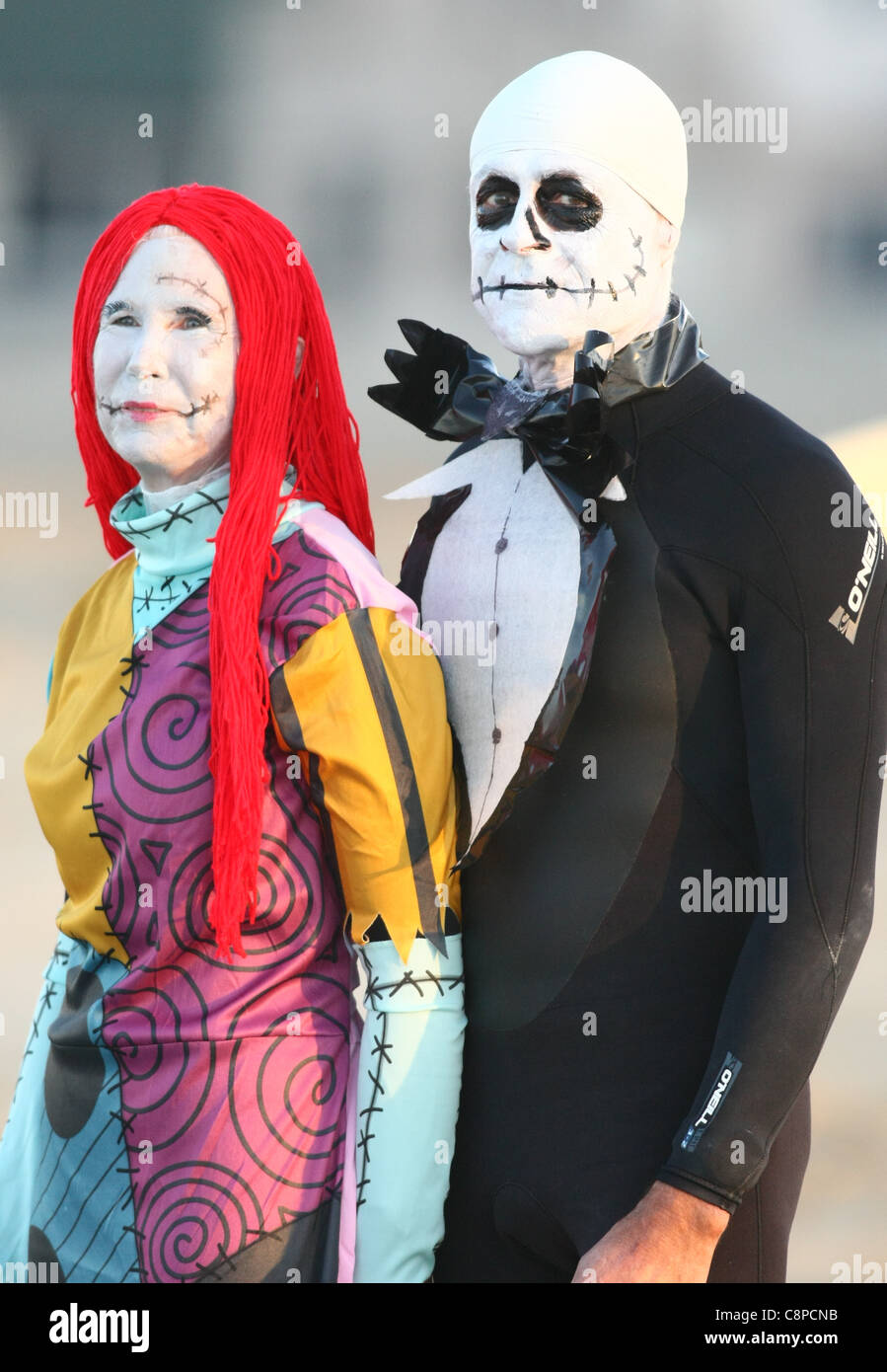 Surfistas como Sally & Jack Skellington de Pesadilla antes de Navidad  BLACKIE'S SURF Concurso de Disfraces de Halloween 2011 Orange County  Fotografía de stock - Alamy