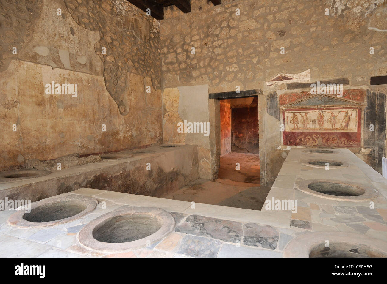 Pompei. Italia. Di / Thermopolium de Lucius Vetutius Placidus, sitio arqueológico de Pompeya. Foto de stock