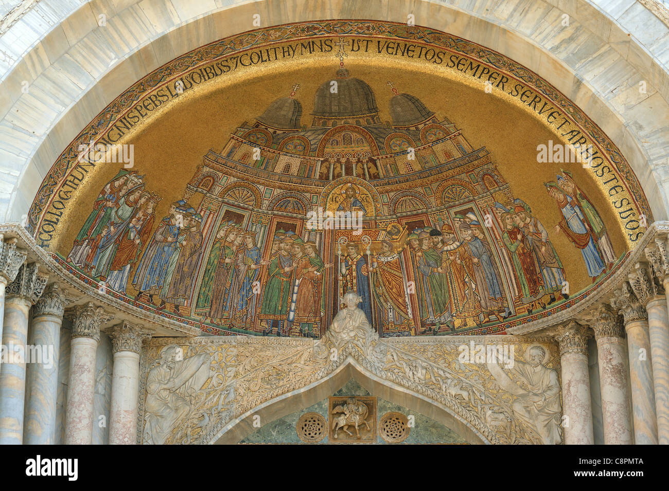 El arco sobre la puerta de la basílica de San Marcos Venecia Foto de stock