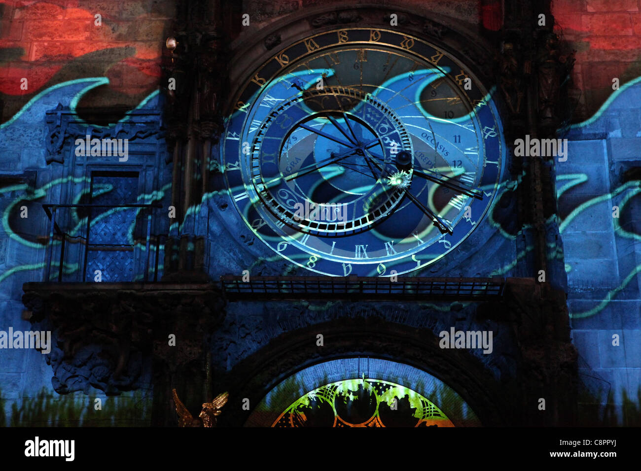 Mapeo de vídeo proyección sobre el famoso reloj astronómico del  Ayuntamiento de la Ciudad Vieja en Praga, República Checa, en ocasión del  600º aniversario del reloj astronómico, el 9 de octubre, 2010