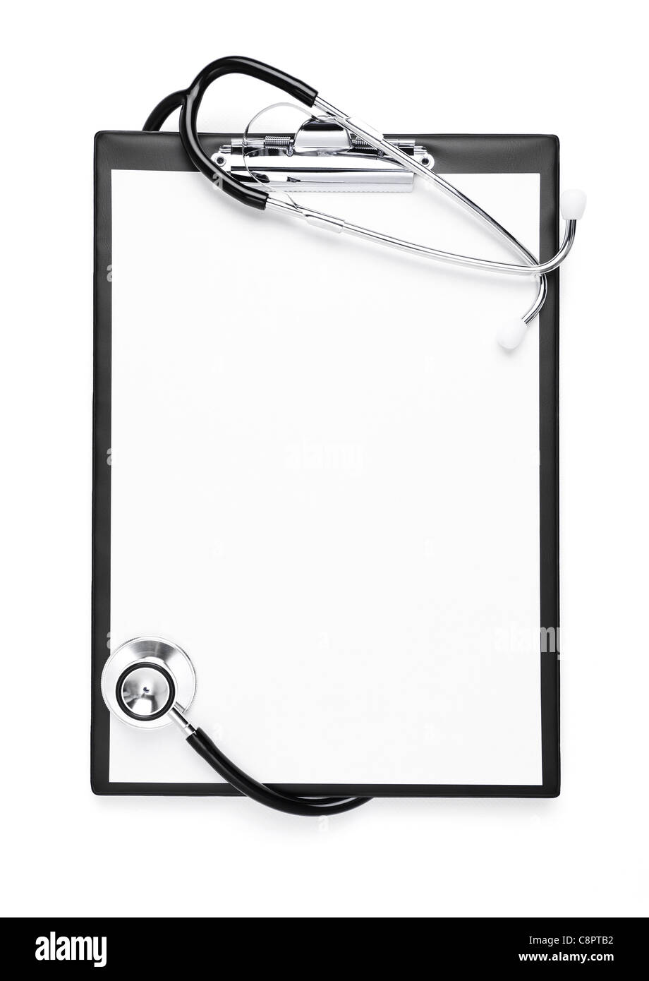 Portapapeles en blanco con estetoscopio aislado con trazado de recorte Foto de stock