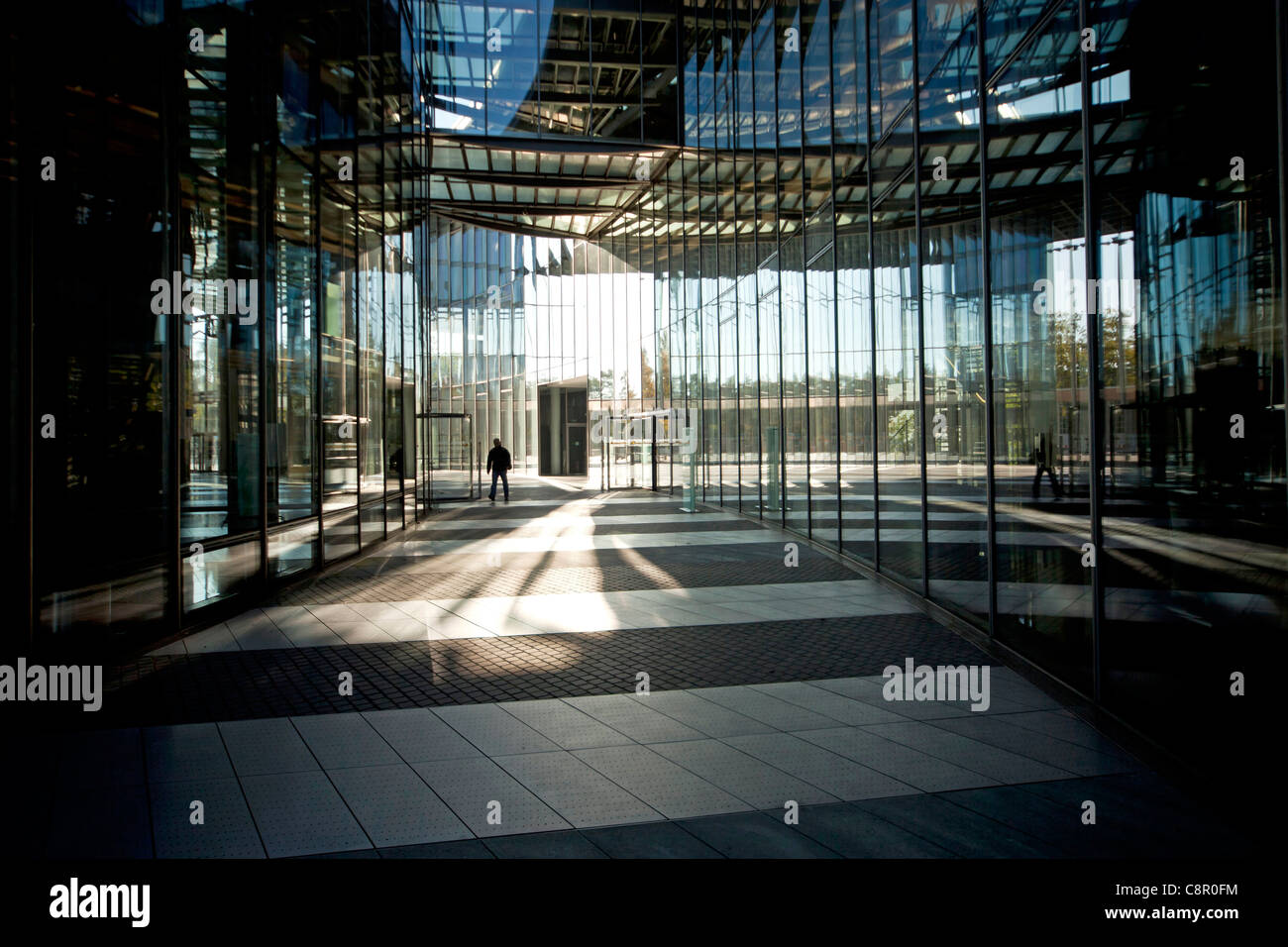 Entrada a la Torre de correos, la sede de la compañía logística Deutsche Post DHL en Bonn, Renania del Norte-Westfalia, Alemania Foto de stock