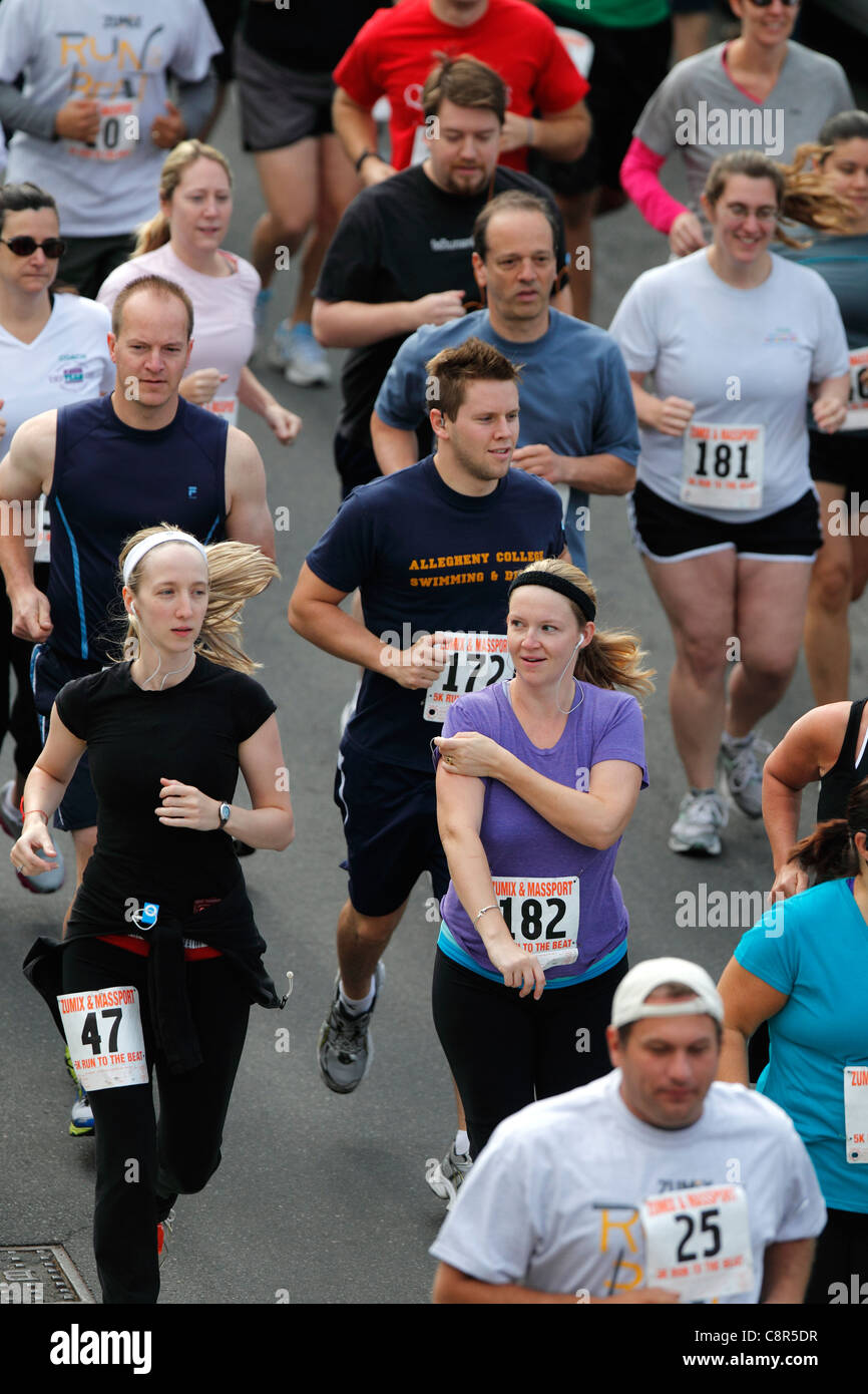 Los corredores, 5k road race, Boston, Massachusetts Foto de stock