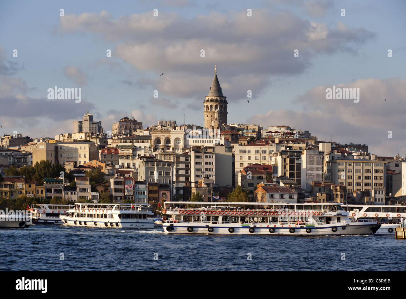 Torre de Galata, Beyoglu, el Cuerno de Oro, el Ferry, Estambul, Turquía, Europa Foto de stock