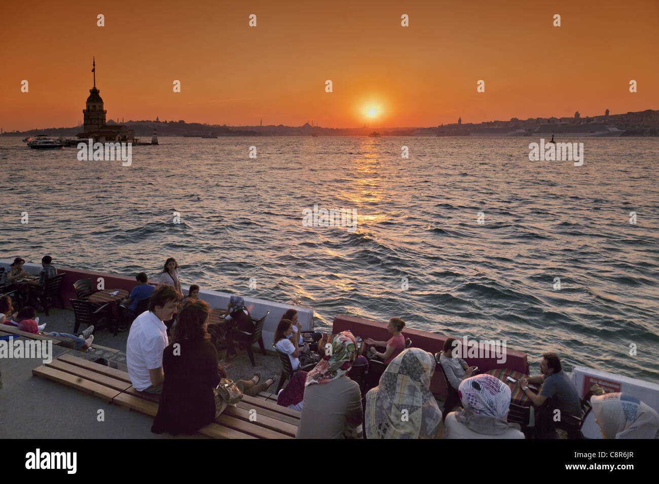Lounge en el Bosporus Waterfront, Kis Kulesi torre, Sunset, Estambul, Turquía, Europa Foto de stock
