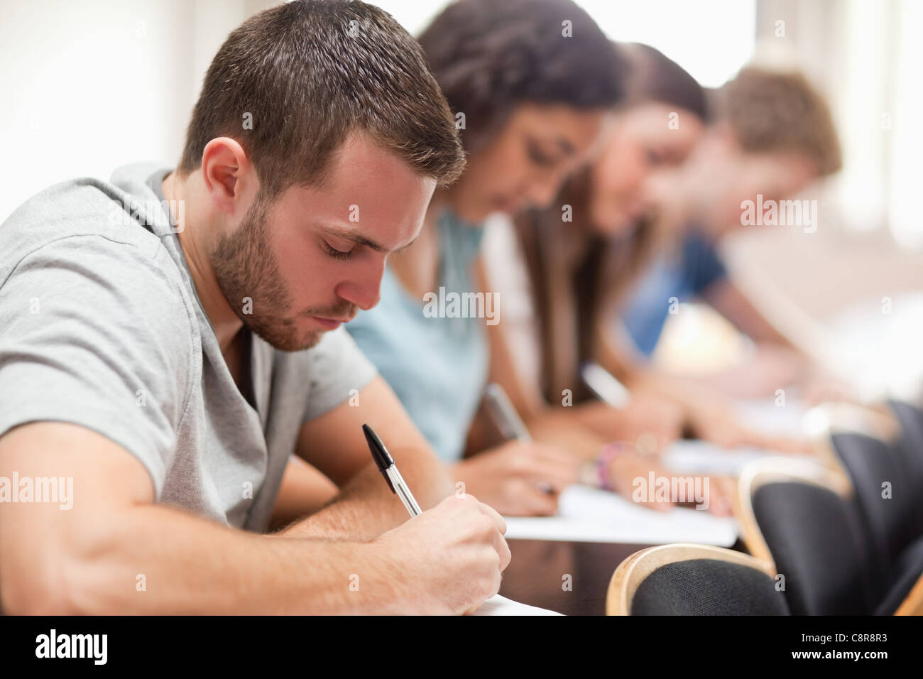 Los estudiantes serios sentada durante un examen Foto de stock