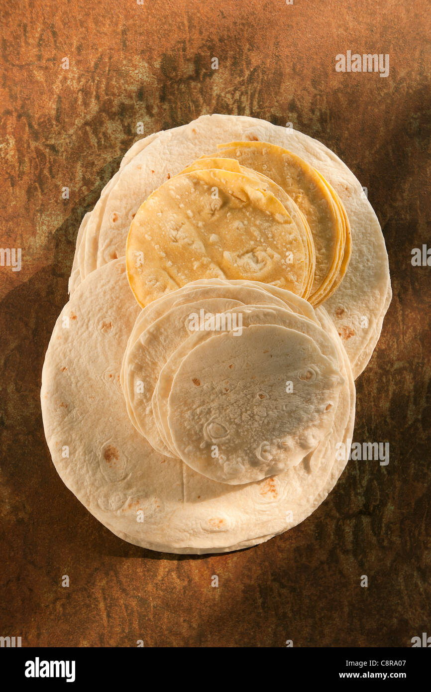Las tortillas de maíz y harina en la tabla Fotografía de stock Alamy
