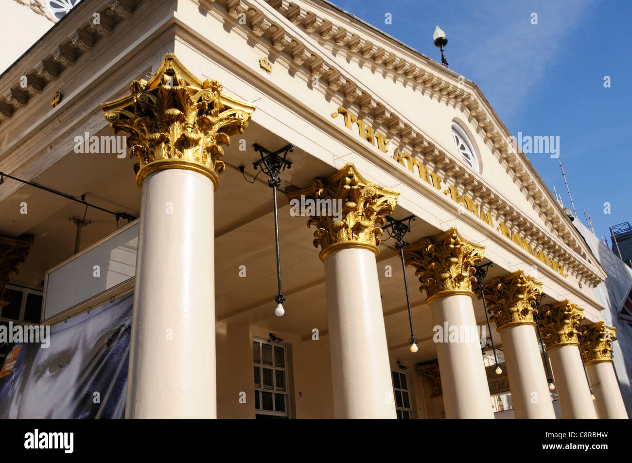Parte de John Nash Pórtico de seis columnas corintias y capitales en la fachada del Teatro Royal en Haymarket London West End de Londres Inglaterra Foto de stock