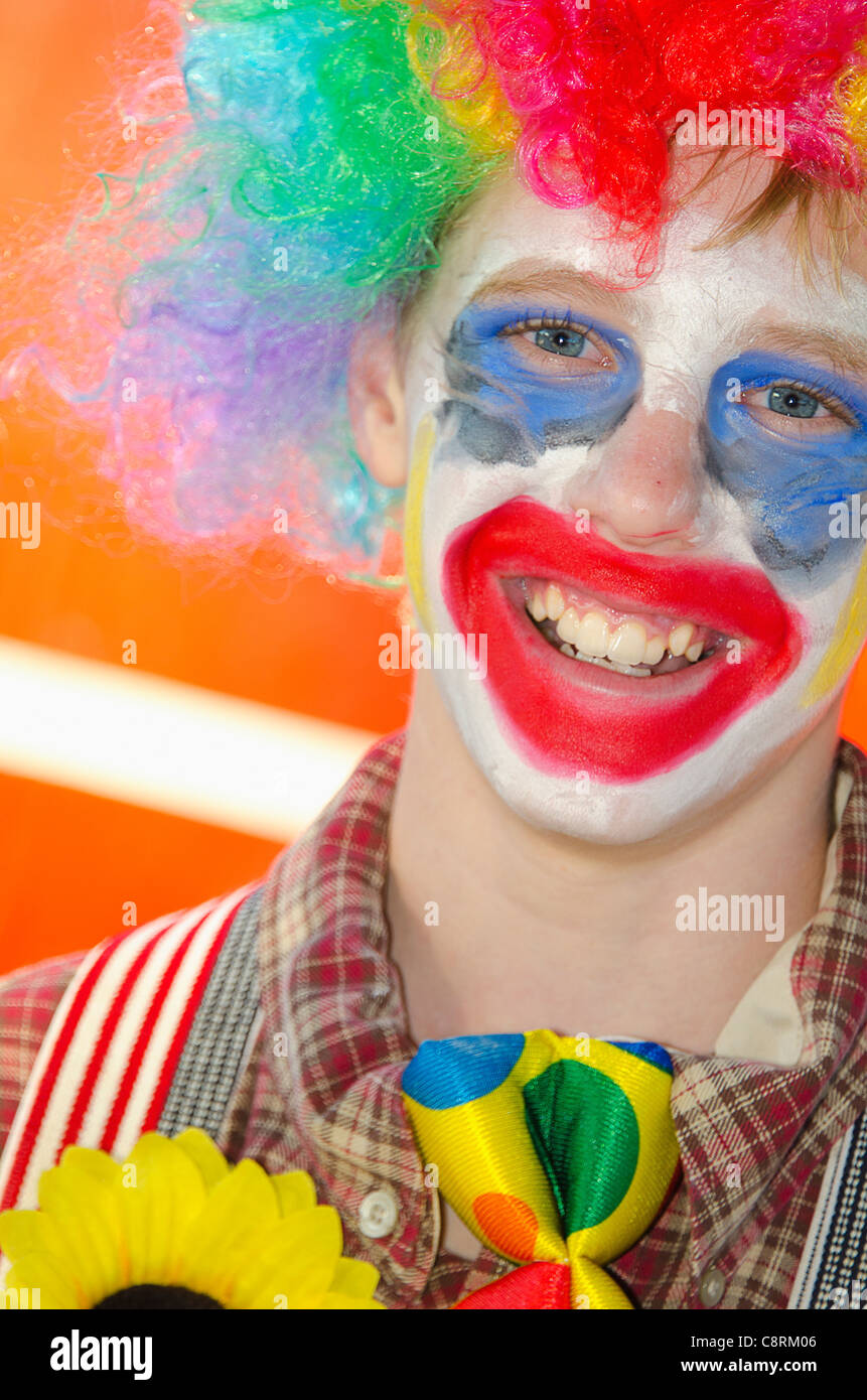 Clown smiling fotografías e imágenes de alta resolución - Alamy