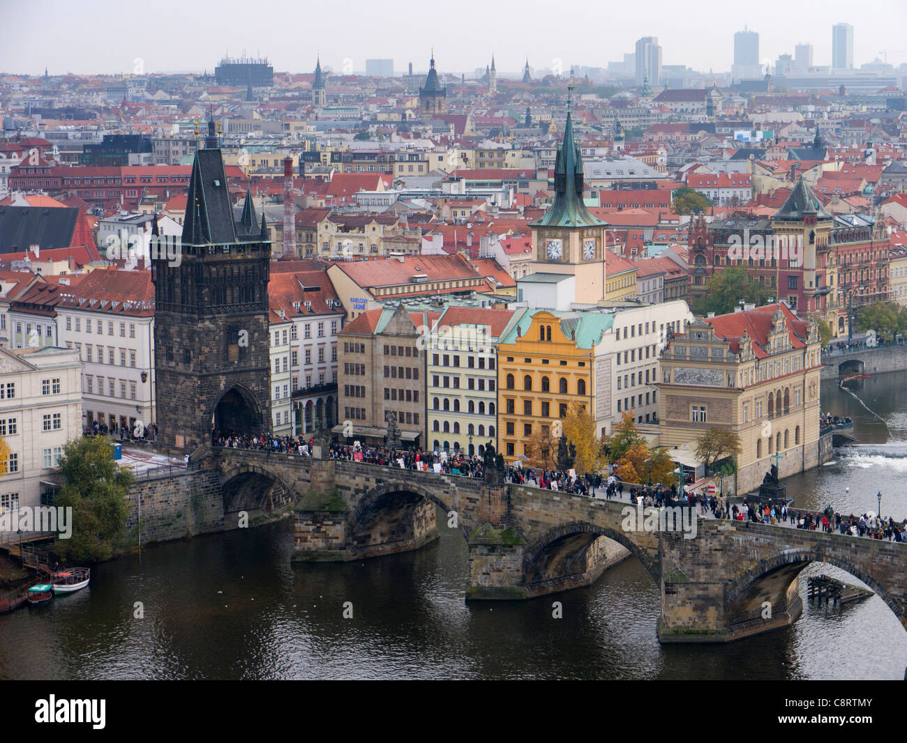 Ariel vista del Puente de Carlos o Karluv más en Praga en la República Checa Foto de stock