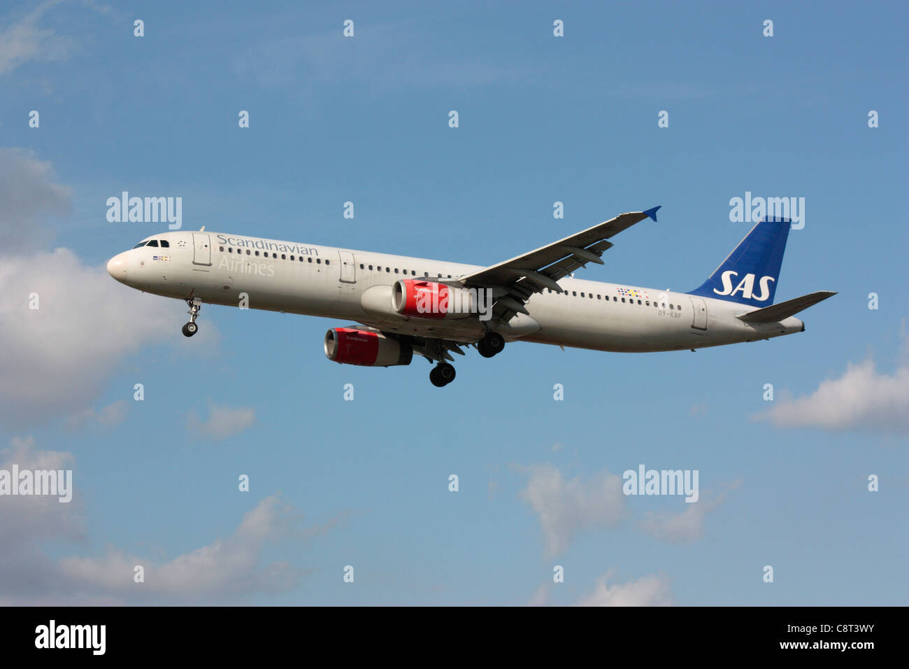 SAS Scandinavian Airlines Airbus A321 avión de pasajeros volando sobre enfoque Foto de stock