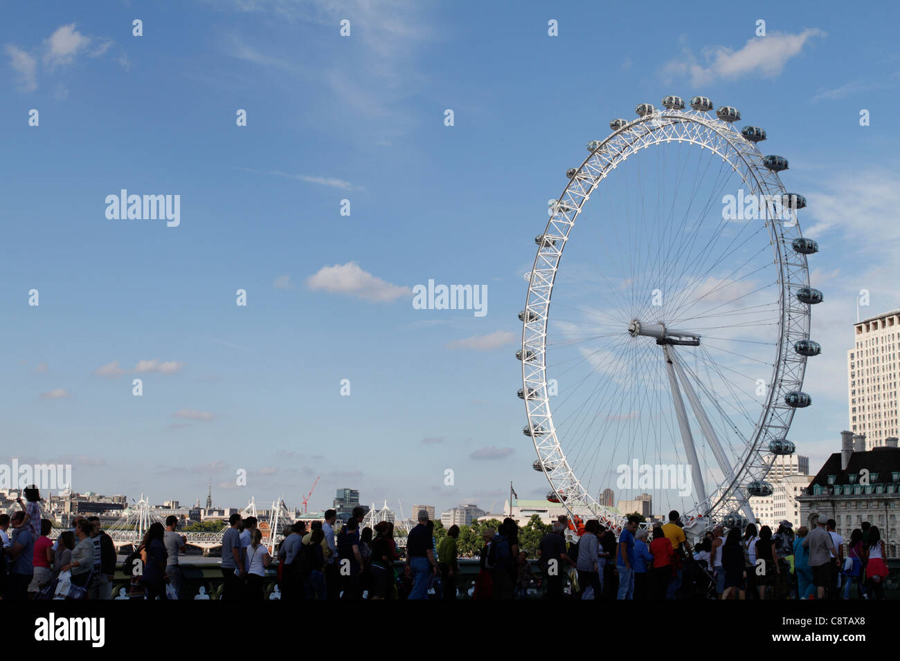 London Eye y multitud en Londres Foto de stock