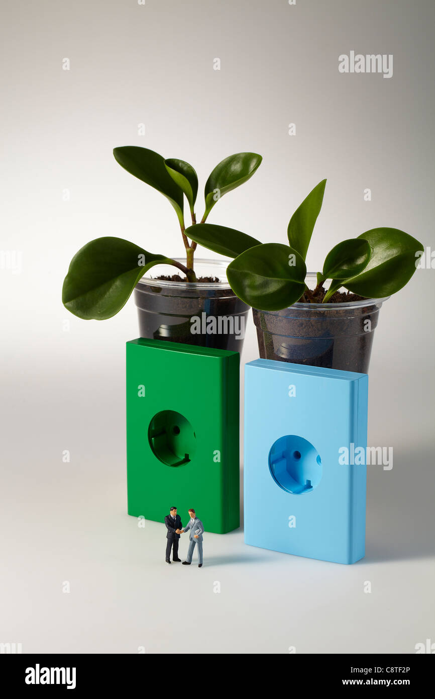 Figurilla ficticia y la toma eléctrica con planta en maceta detrás  Fotografía de stock - Alamy