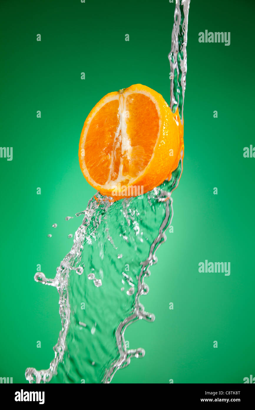 Verter agua sobre una fruta Foto de stock