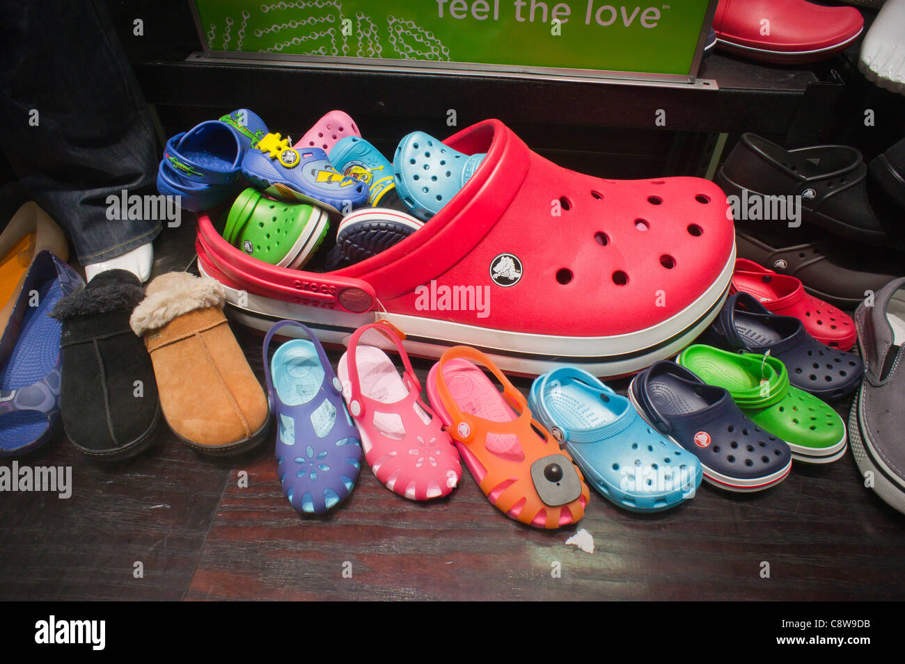 Una pantalla de Crocs el calzado es visto en una tienda de zapatos en el  Chinatown de Nueva York Fotografía de stock - Alamy