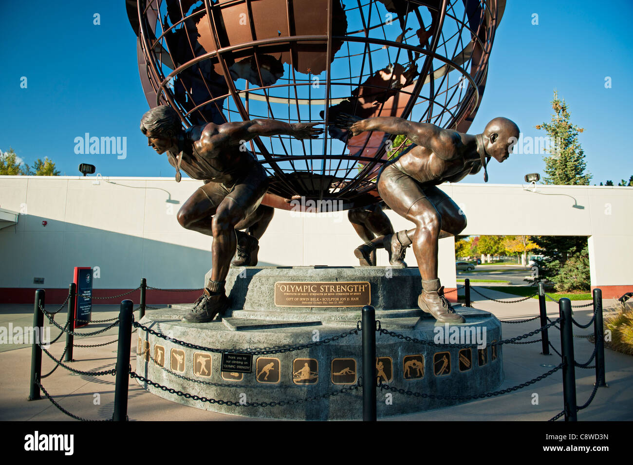 'Fortaleza' una escultura Olímpica por Jon D. pelo delante del Centro de Entrenamiento Olímpico de Estados Unidos, Colorado Springs, Colorado Foto de stock