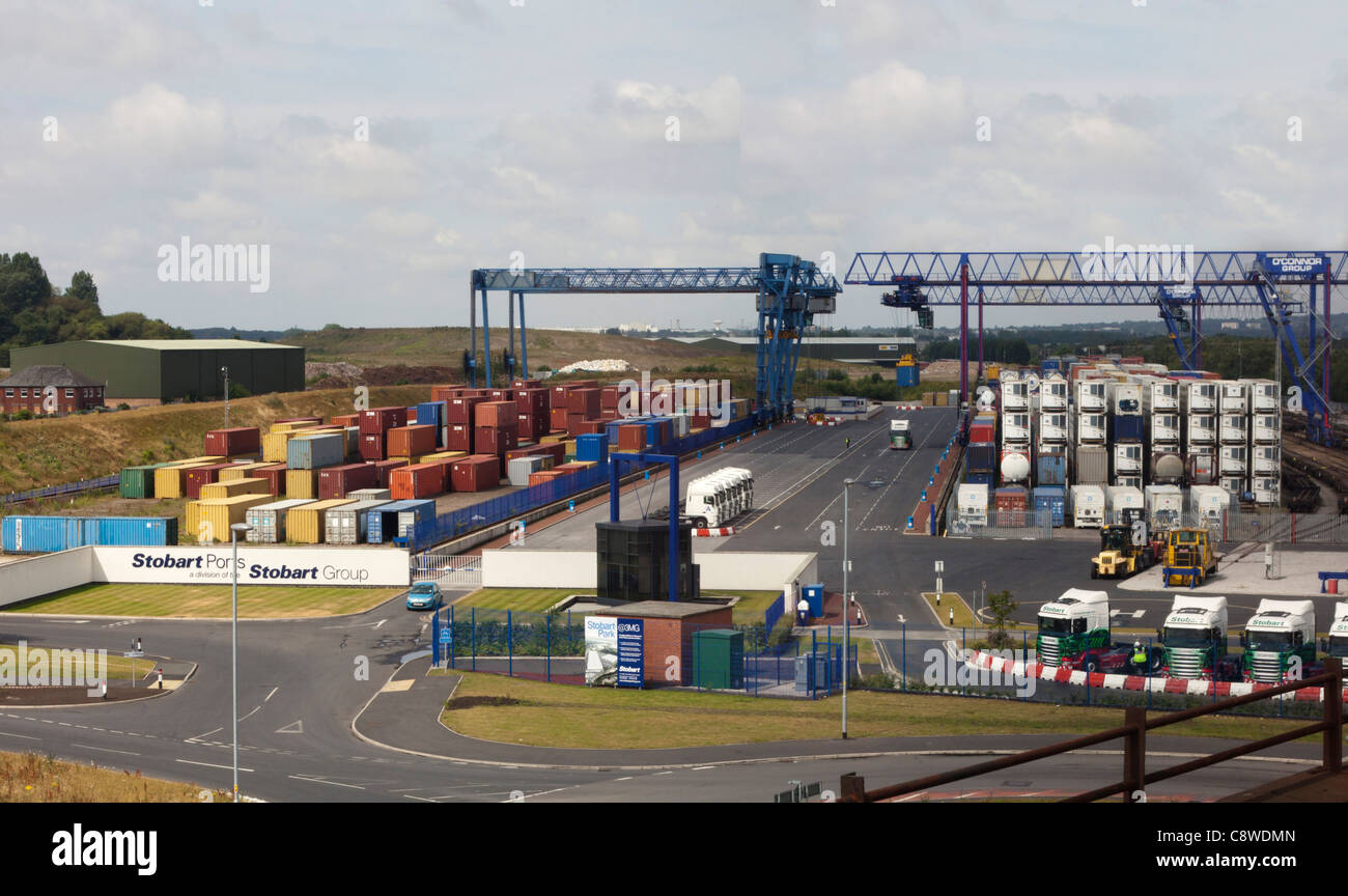 El Grupo Stobart Mersey Gateway Multimodal, Stobart y división de puertos base logística de camiones Foto de stock