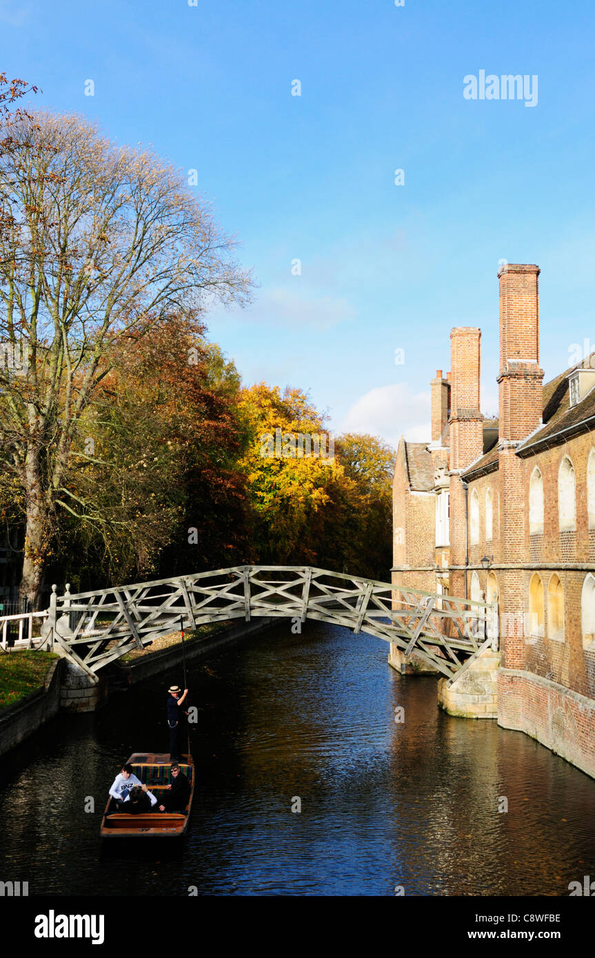 Navegar por el Puente Matemático en otoño, Cambridge, Inglaterra, Reino Unido. Foto de stock