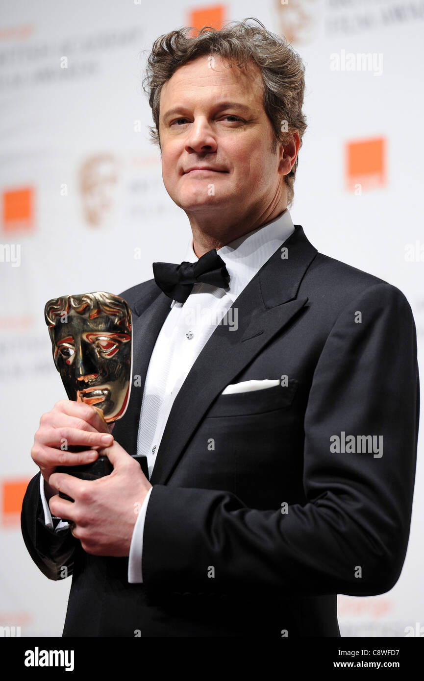 Colin Firth posa con el premio al Mejor Actor, backstage durante el Bafta Film Awards 2011. Foto de stock