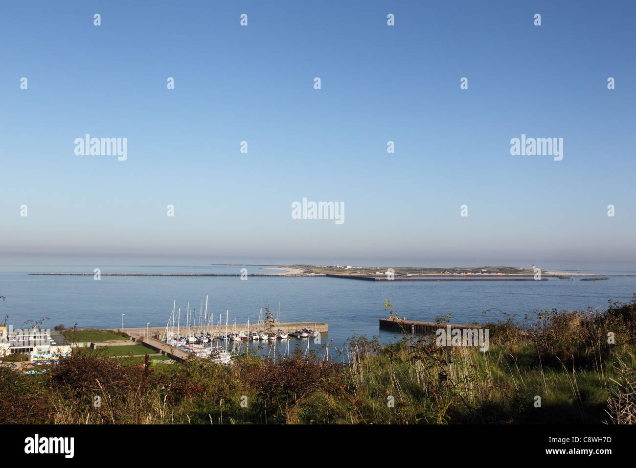 Vistas sobre el puerto deportivo de Helgoland a la vecina isla Duene. Foto de stock