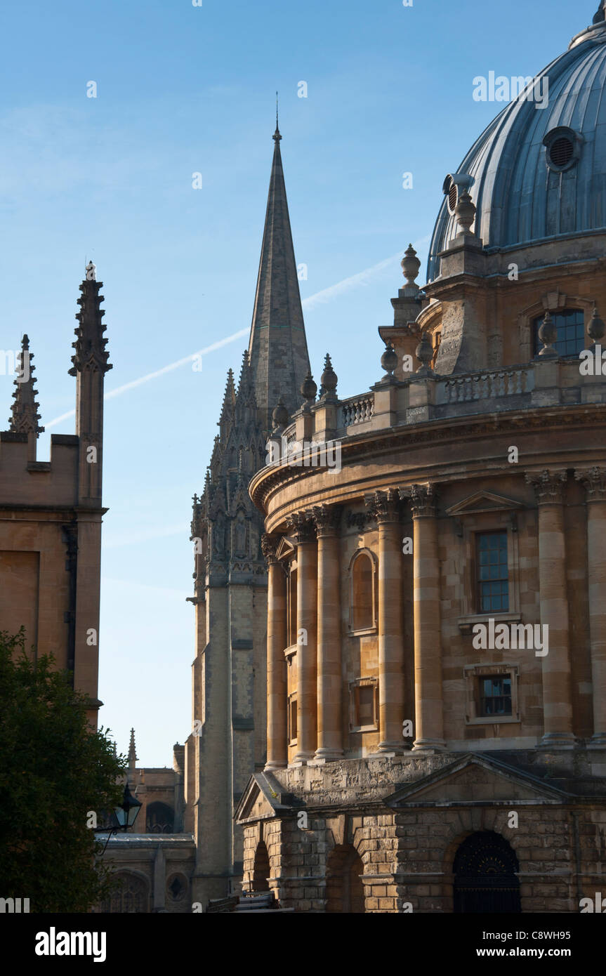 Radcliffe Camera y la iglesia de Santa María, la Virgen de la Universidad de Oxford, Oxford, Oxfordshire, Inglaterra. Foto de stock