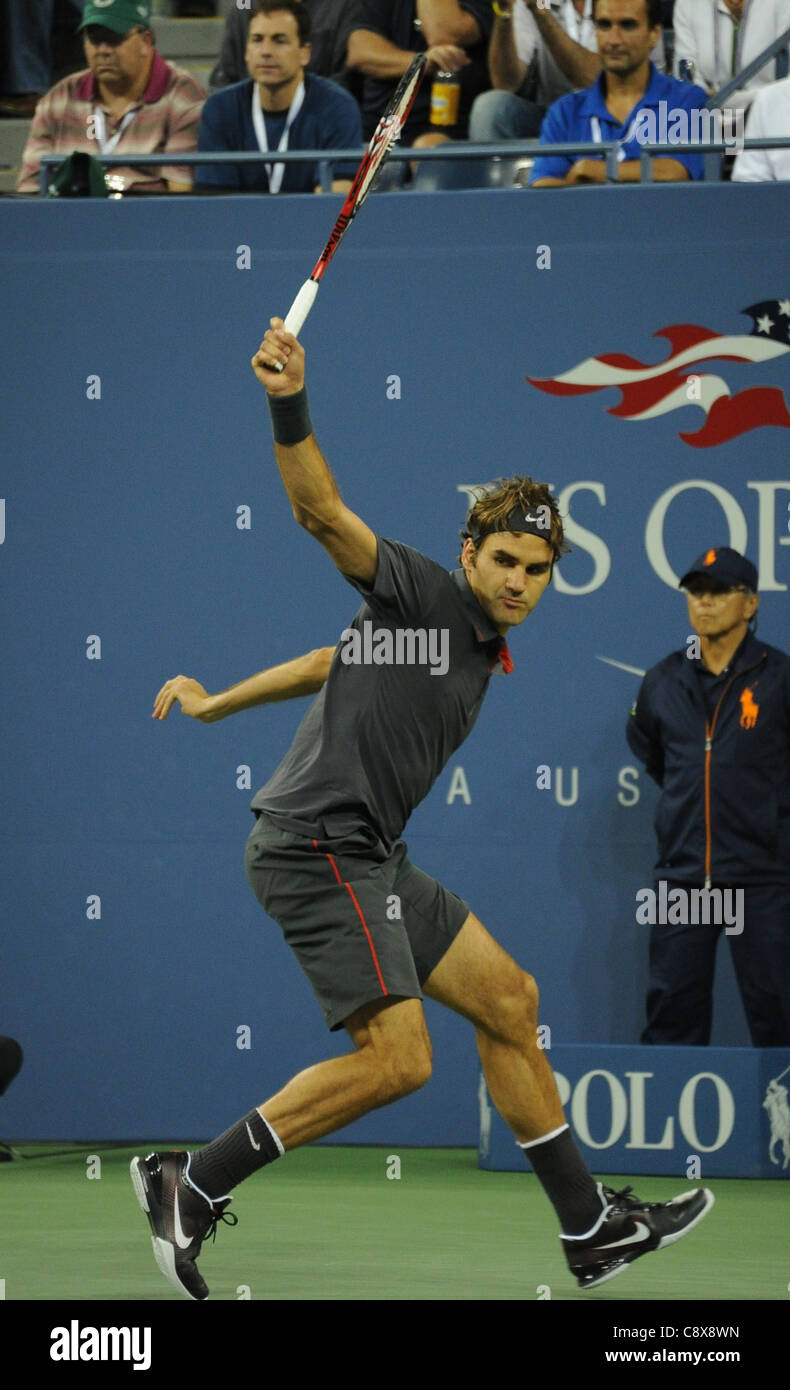 Roger Federer compite en la asistencia del US Open de Tenis 2011 Campeonato de lunes USTA Billie Jean King National Tennis Center Foto de stock