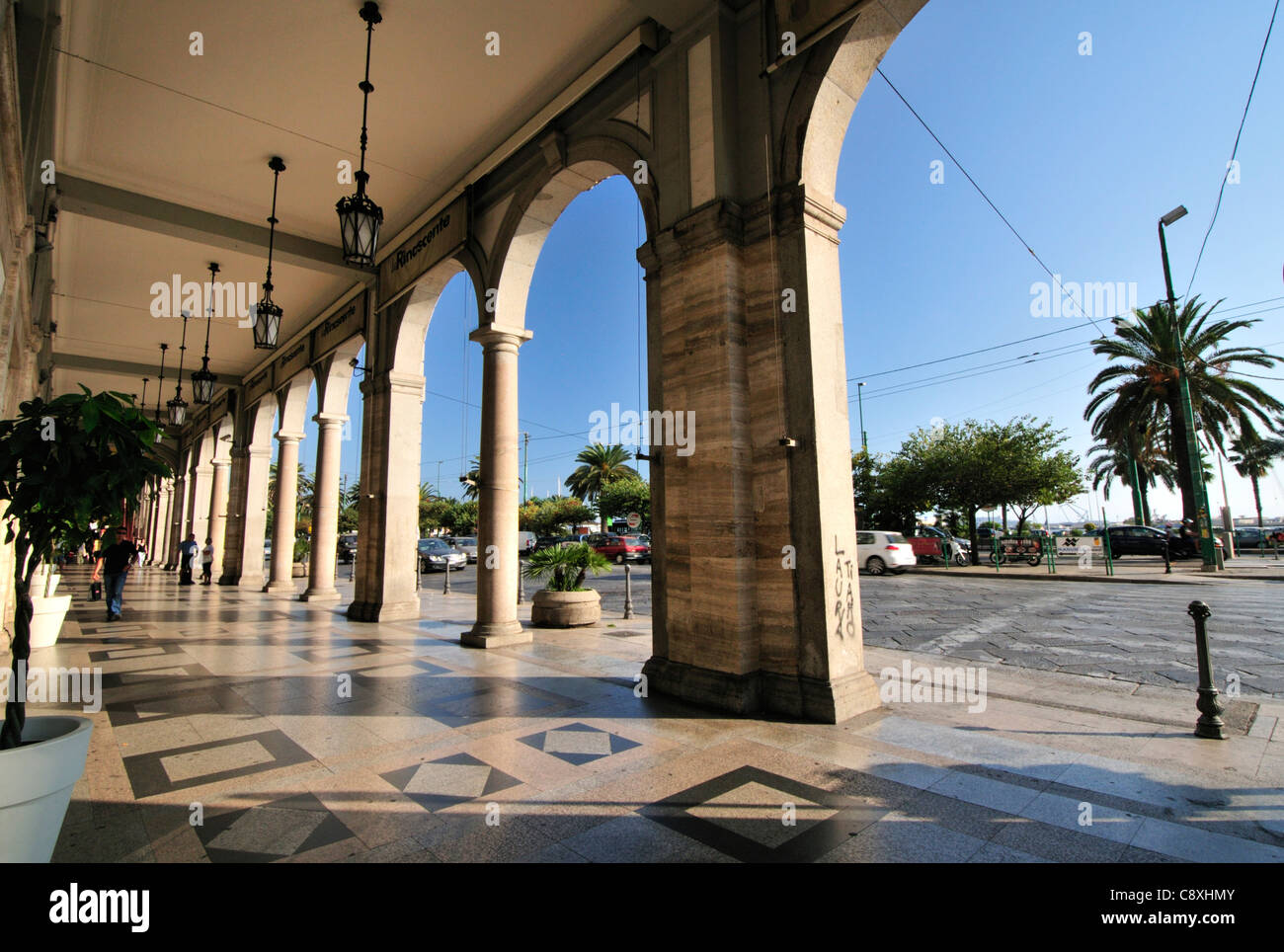 Antiguo edificio de arcade en La Rinascente y via Roma antigua carretera en Cagliari, Cerdeña Foto de stock