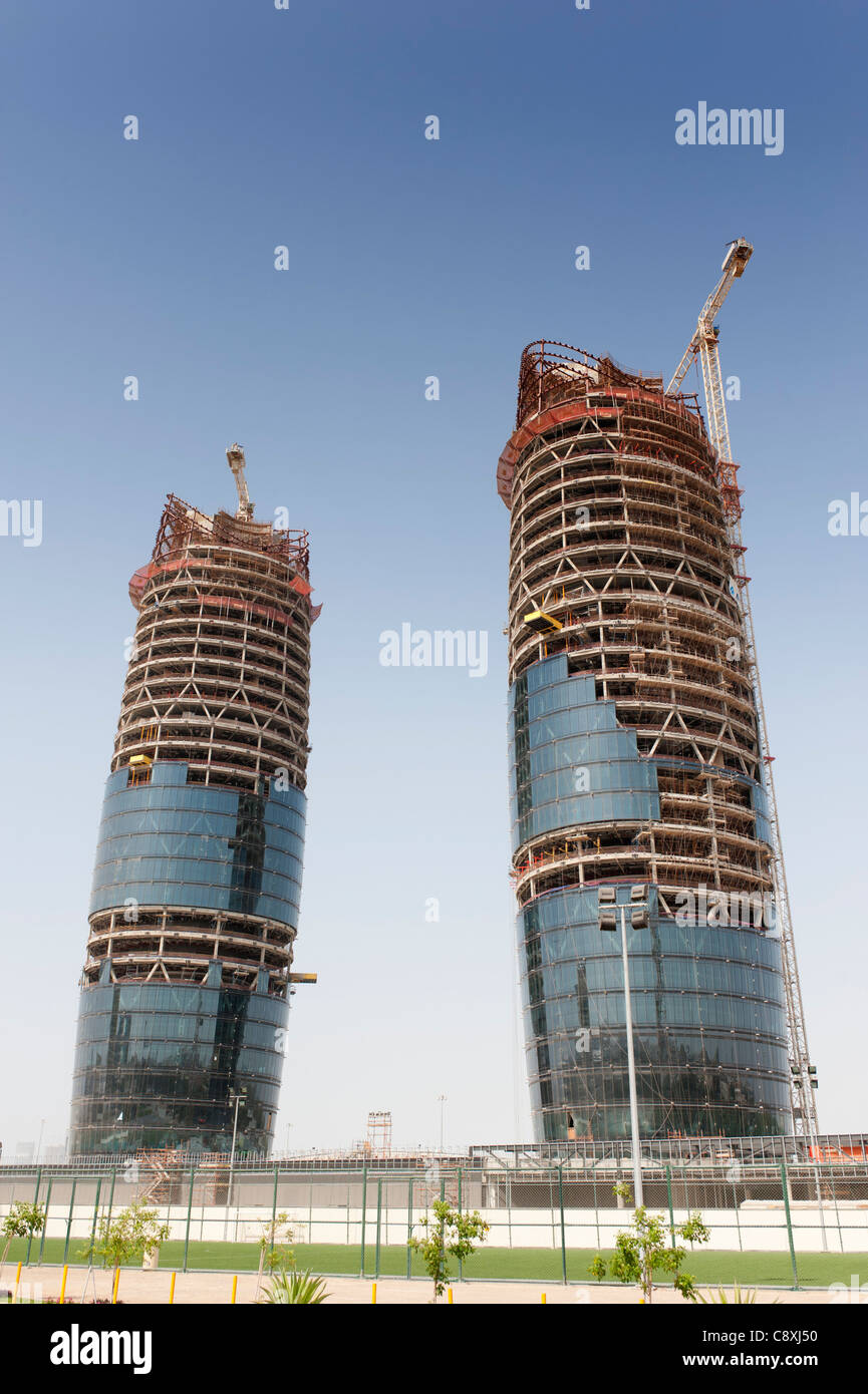 La construcción de modernas torres Al Bahr en Abu Dhabi, Emiratos Árabes Unidos; por Aedas arquitectos Foto de stock