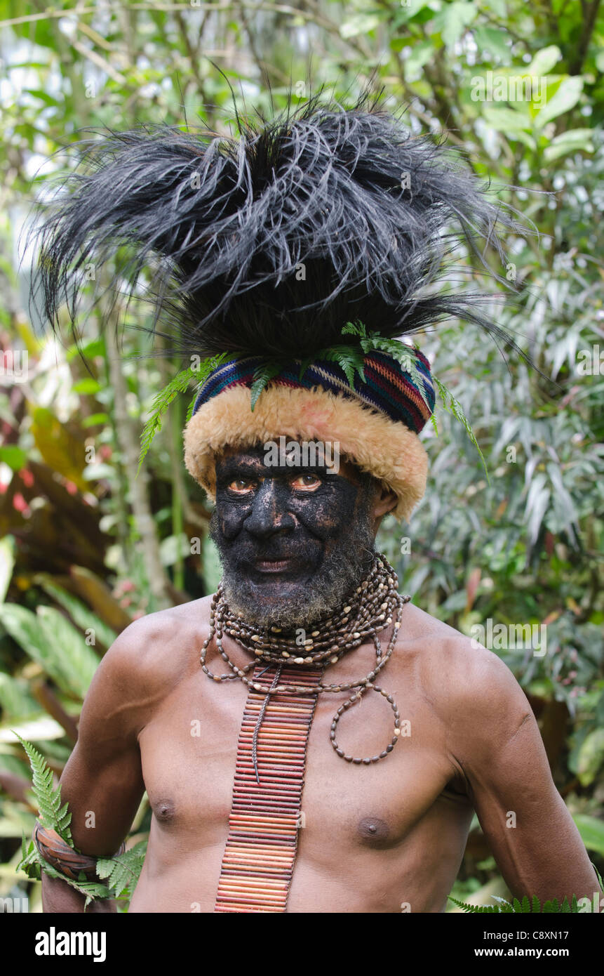 Jefe de clan Paiya en Western Highlands con Cassowary jefe vestido de Papua Nueva Guinea Foto de stock