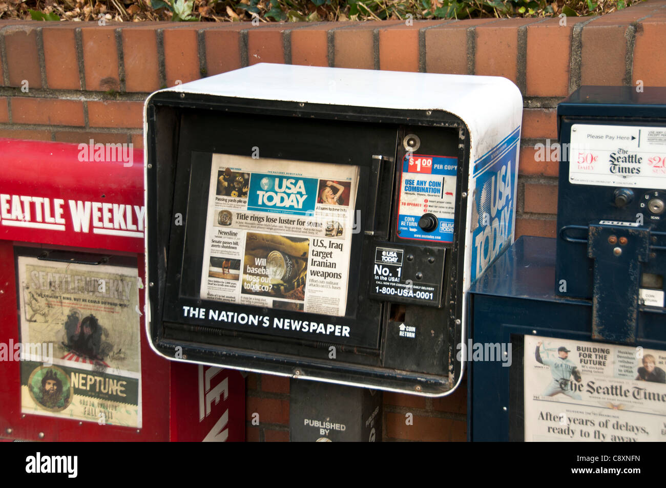USA Today NEWS racks y las máquinas expendedoras de periódicos de la ciudad de Seattle, Estado de Washington, Estados Unidos de América EE.UU. Foto de stock