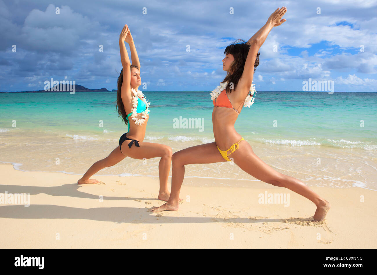 Dos chicas haciendo yoga en la playa Fotografía de stock - Alamy