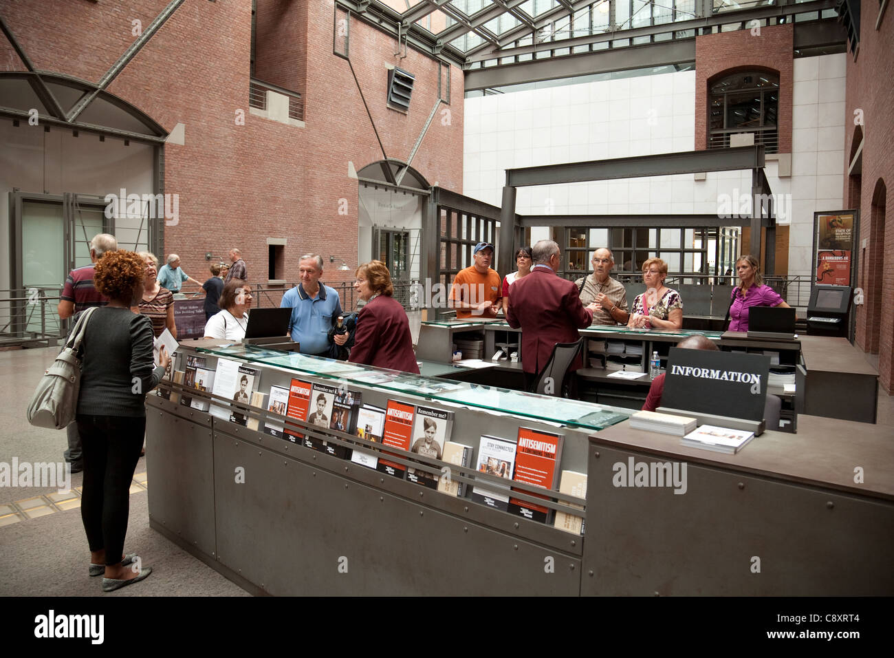 La gente en el mostrador de información, el Museo del Holocausto de los Estados Unidos, Washington DC, EE.UU. Foto de stock