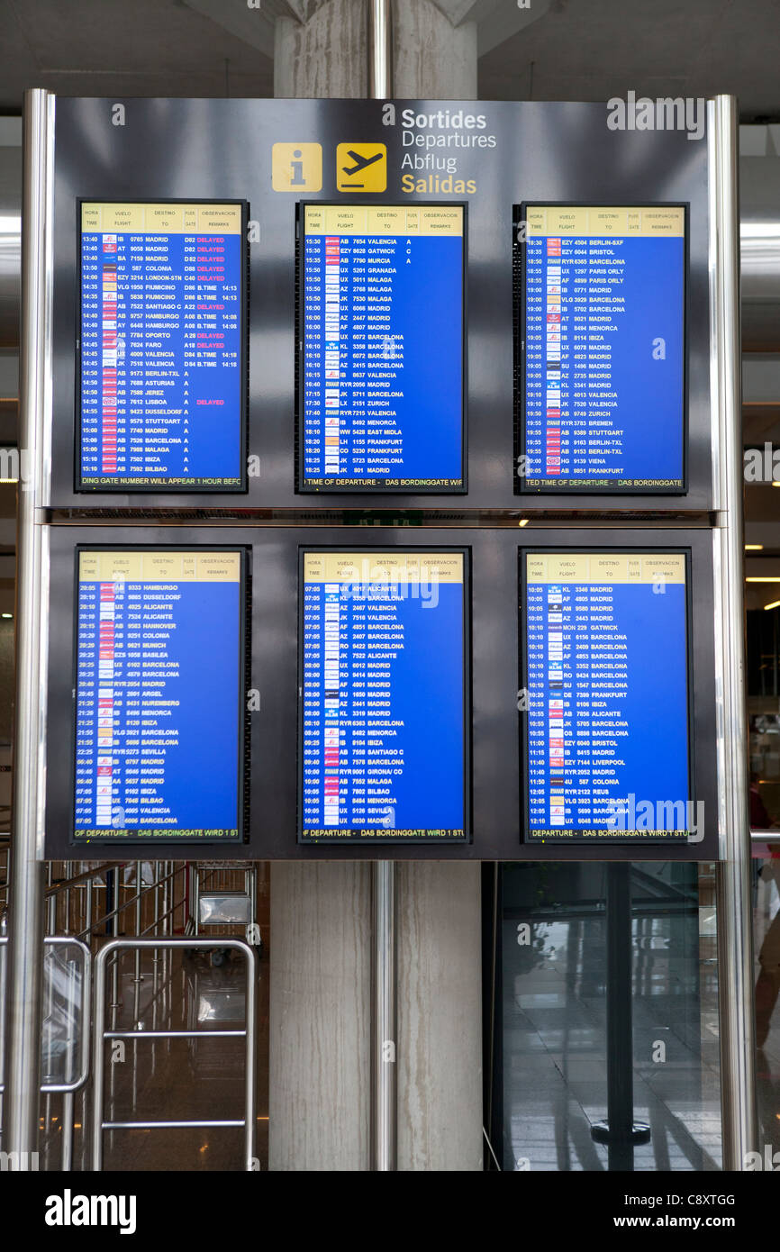 Información de la placa de salida en el Aeropuerto de Palma de Mallorca,  España Fotografía de stock - Alamy